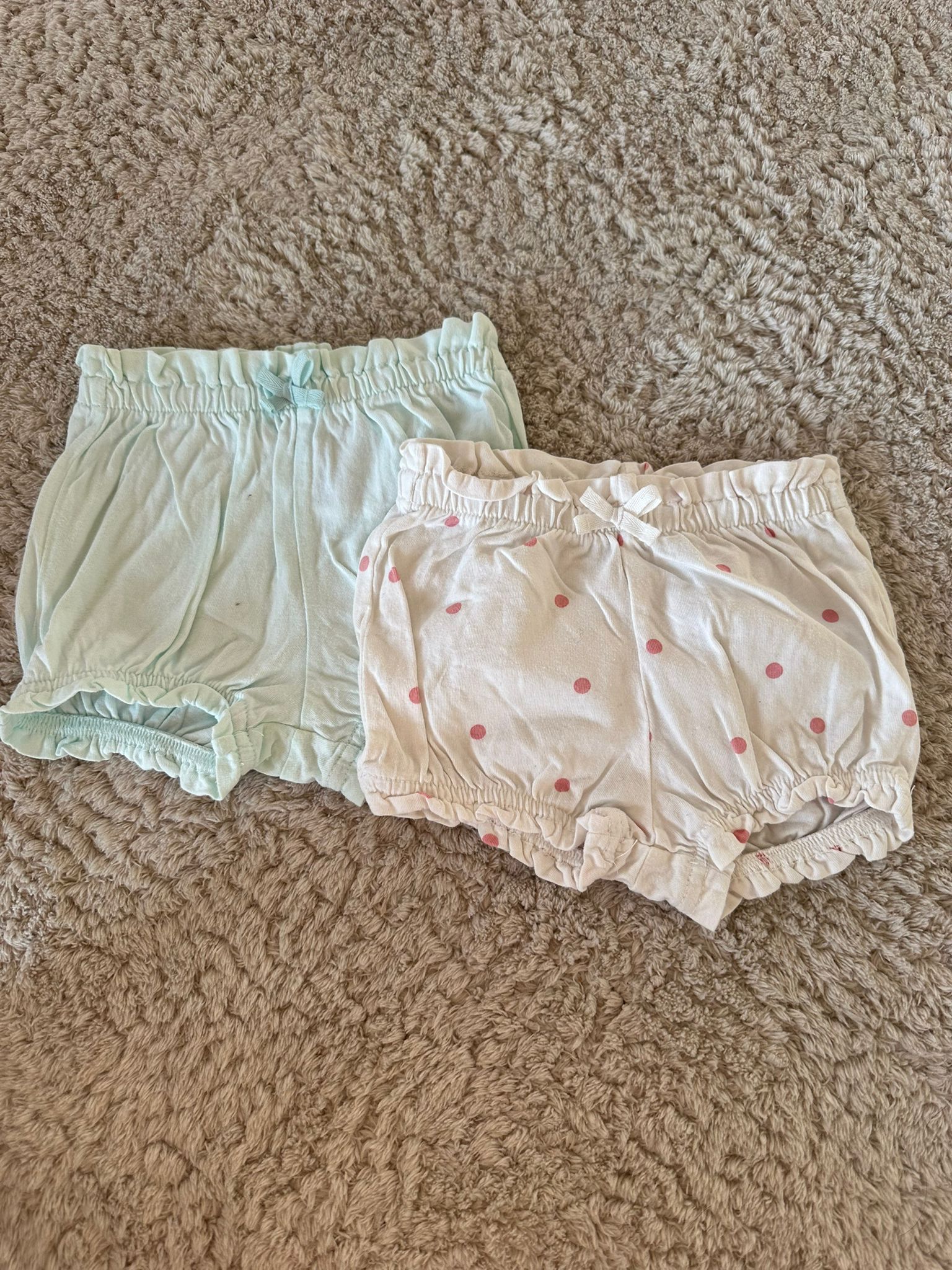 V04- 2x Kurze Hosen Gr. 74