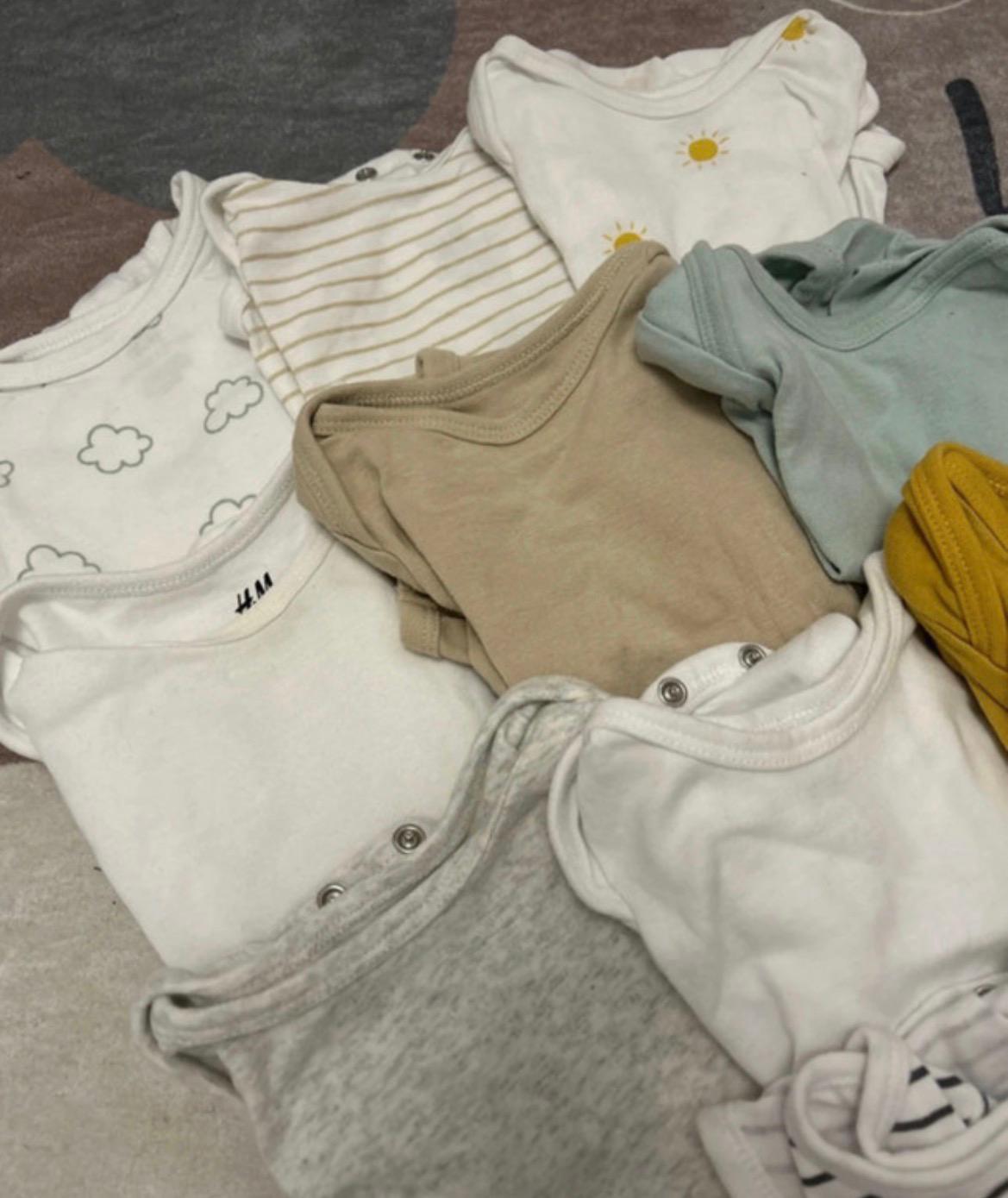 V03- 10x H&M Kurzarmbody´s Gr. 62