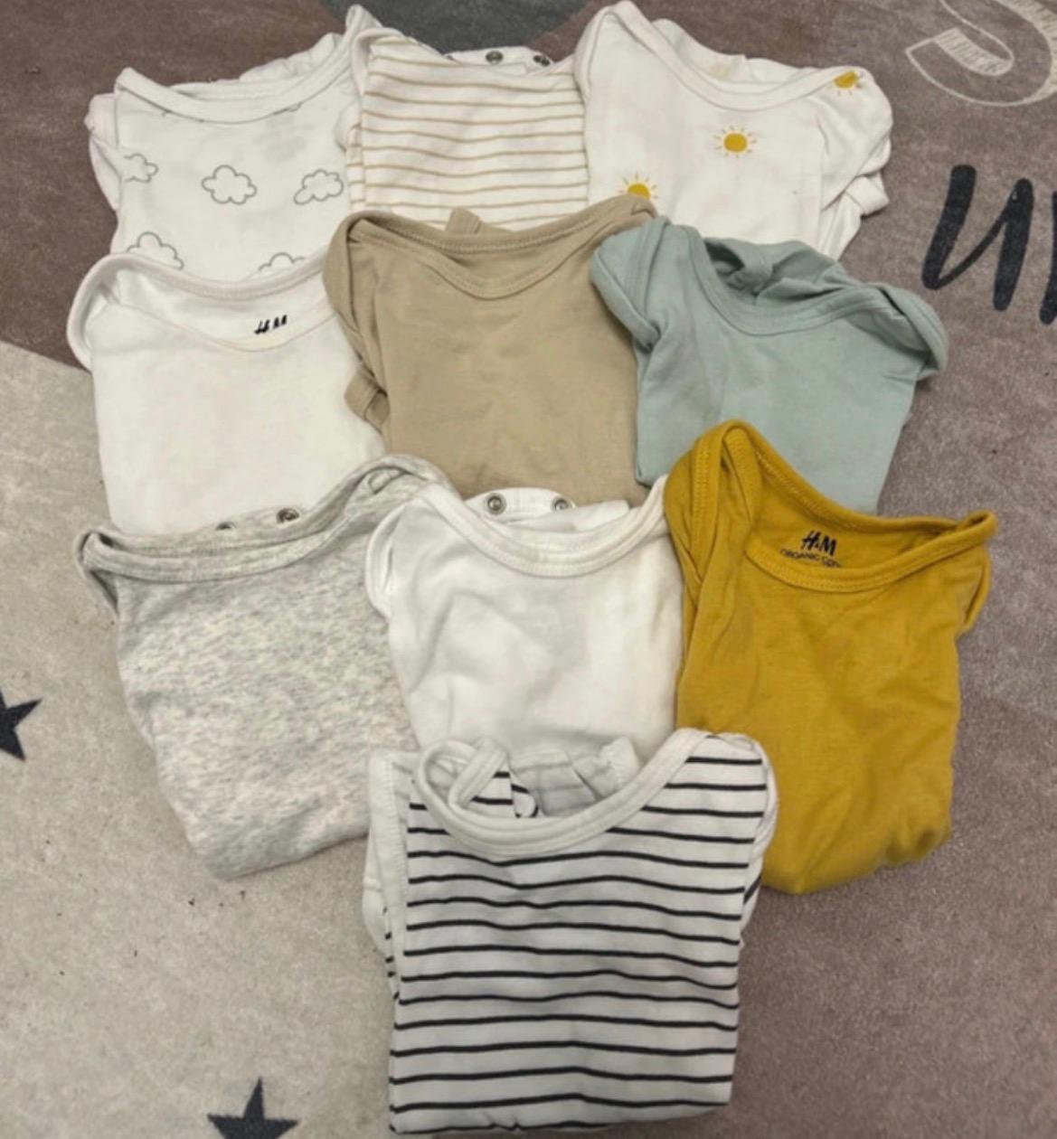 V03- 10x H&M Kurzarmbody´s Gr. 62